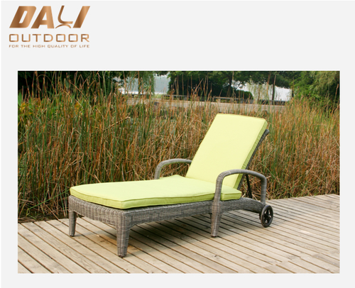Waterproof Outdoor Comfortable Metal Low Seat Beach Lounge with wheel